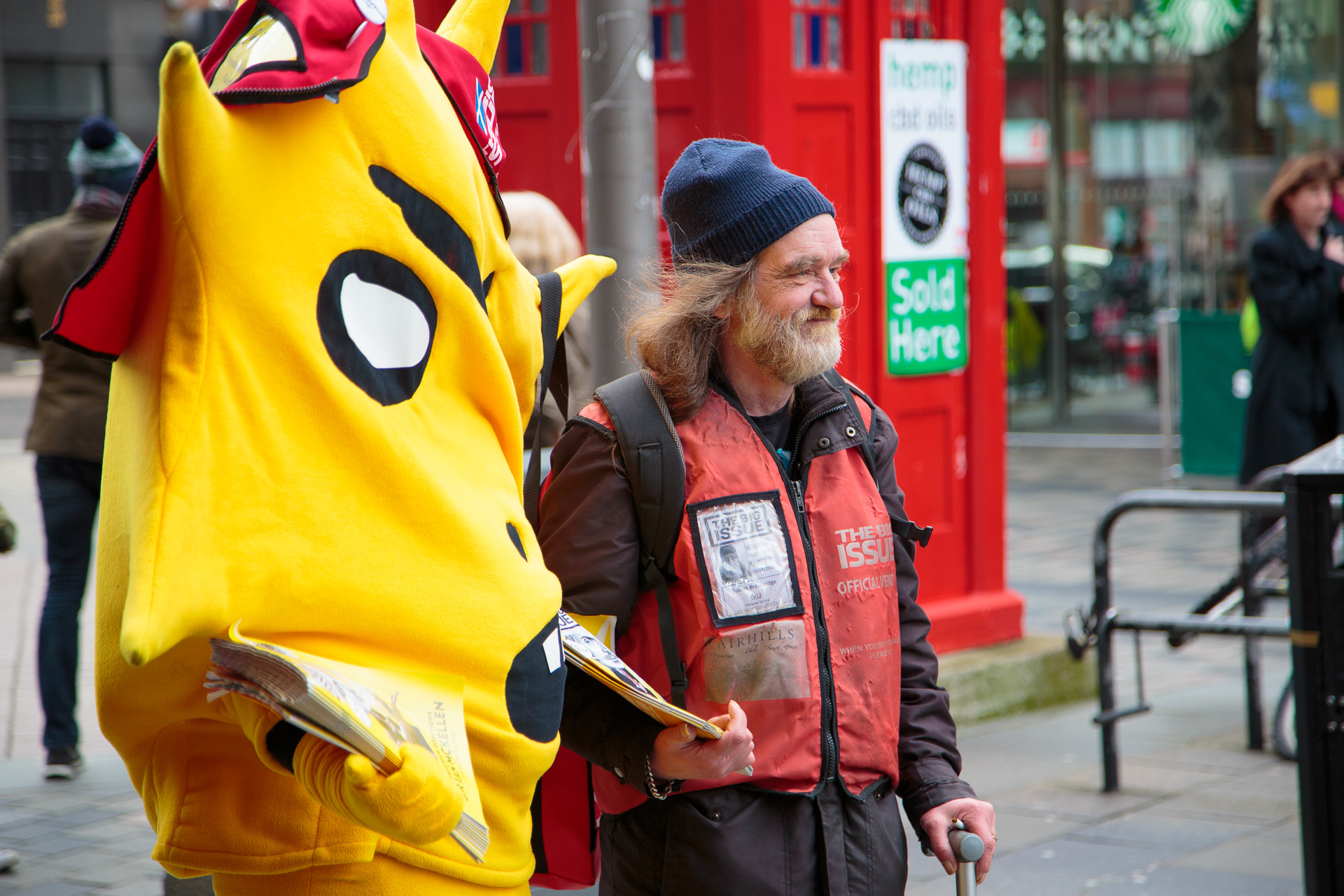 INSP VendorWeek 2016_Kingsley sells The Big Issue in Glasgow with vendor Robert