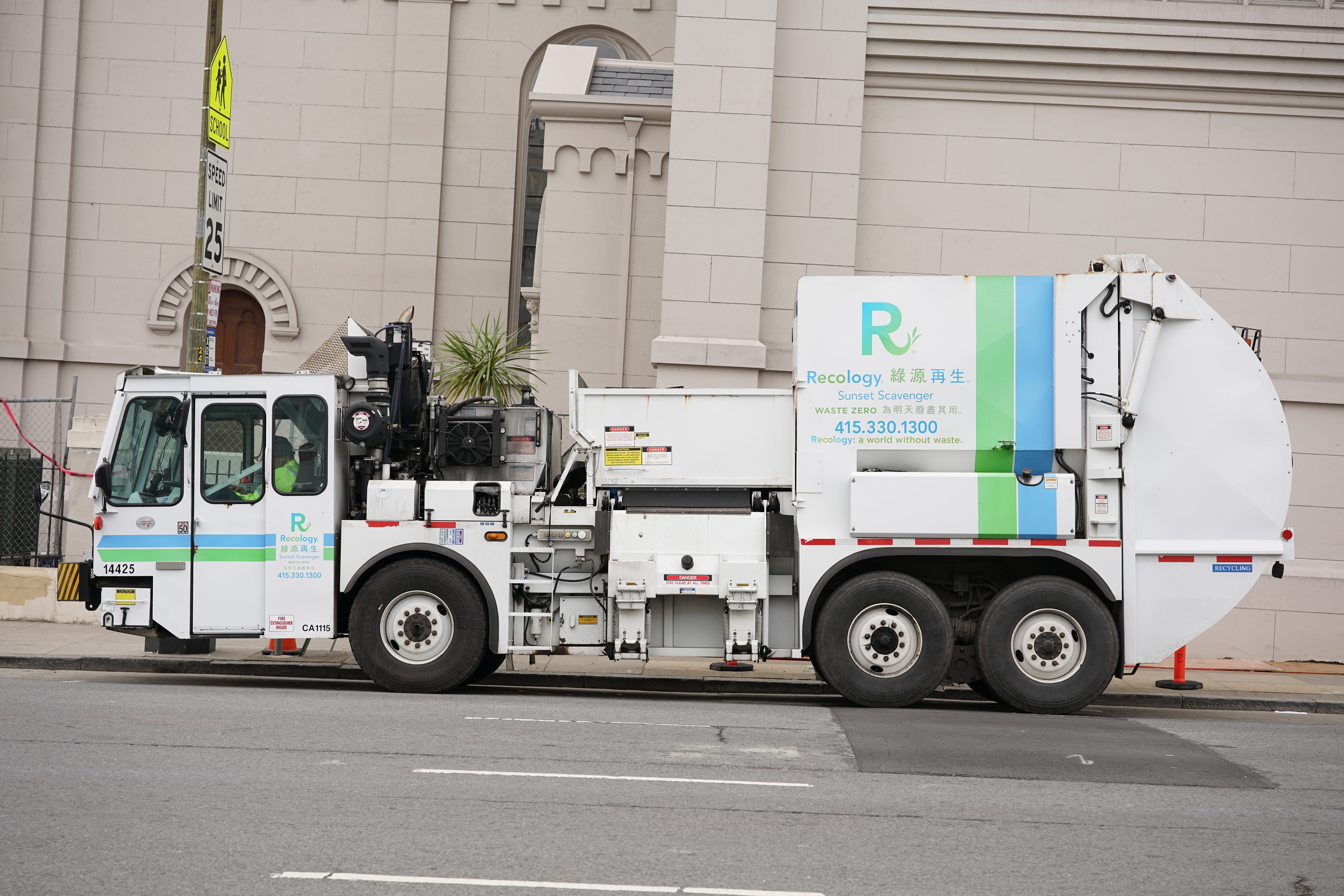 Recology_Lodal_Garbage_Truck_14425_in_San_Francisco_