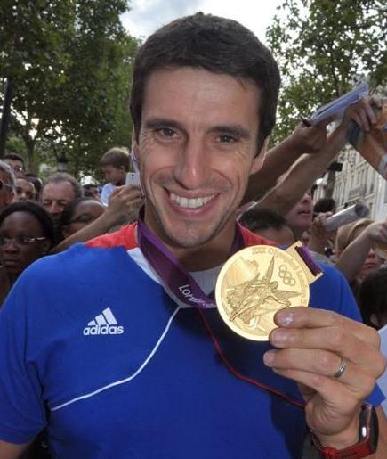 Picture of Tony Estanguet holding gold medal