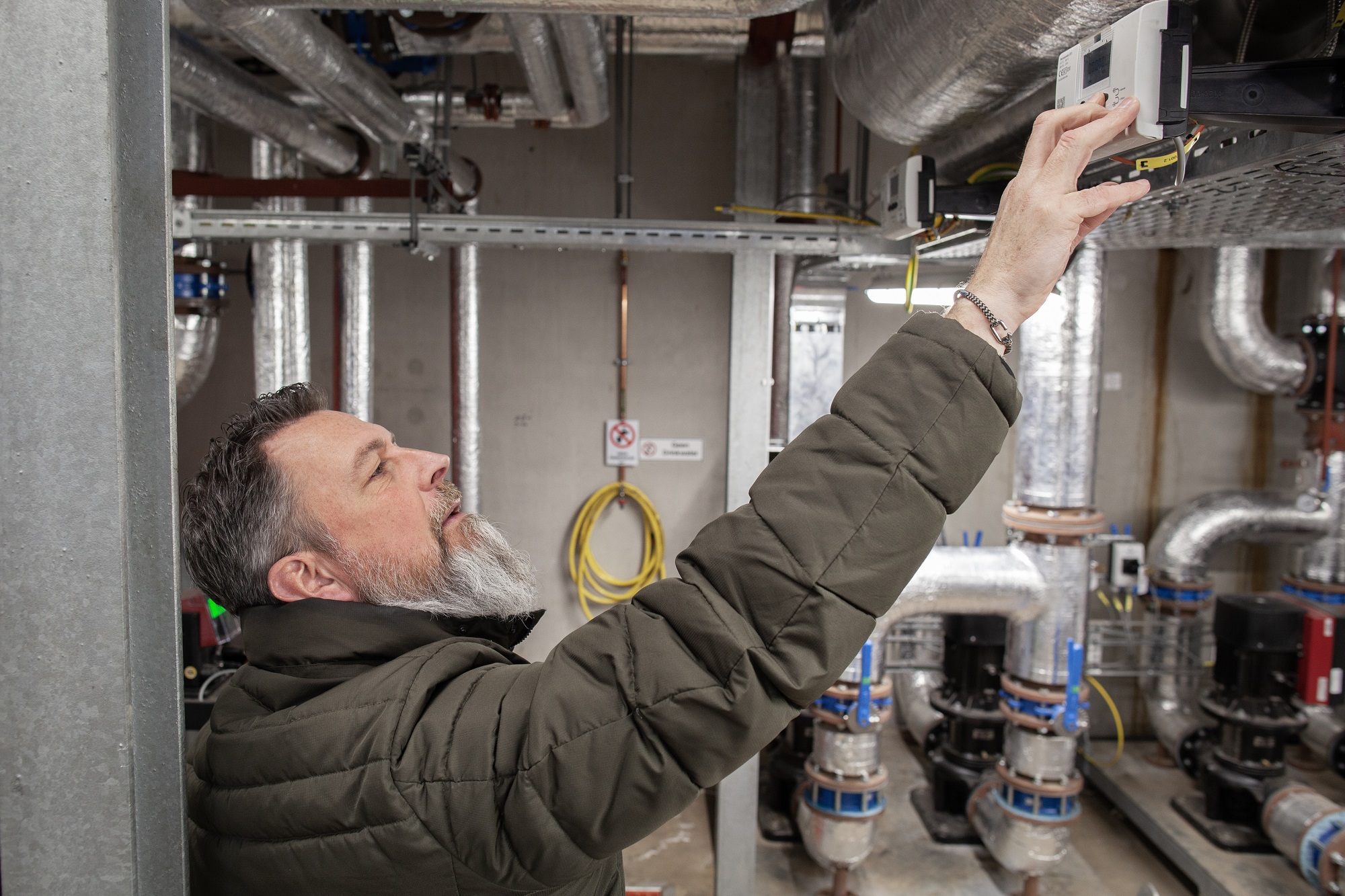 Traais-Energie-Collectief-3-sander-bij-installatie.jpg