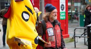 INSP VendorWeek 2016_Kingsley sells The Big Issue in Glasgow with vendor Robert