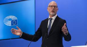 Jörgen Warbron speaks at press conference