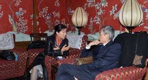 Amy Zhou of the One Foundation chatting with Hu Jinxing, the Chairman of the More Love Foundation (which has been a key financial backer of social enterprise in China)