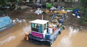Everwave river plastic cleaning boat