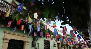 flags in Cartagena street scene Latimpacto