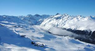 Davos_mountains_Alps_Switzerland_travel_Winter