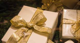 Gold presents_Christmas_gifts.