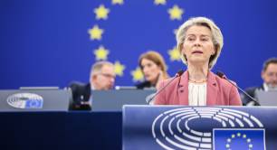 Ursula Von der Leyen in front of EU logo